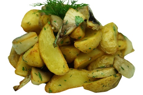 Картофель жареный дольками с грибами и чесноком