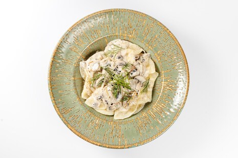 Вареники с картофелем в грибном соусе