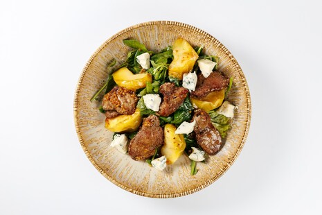 Салат с куриной печенью, яблоками и сыром дор блю