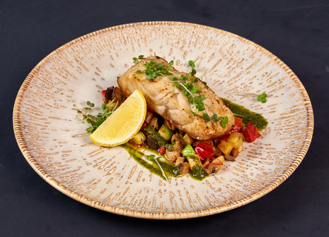 Судак с овощным соте