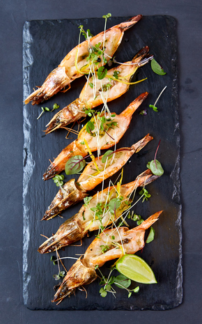 Креветки на гриле с гремолатой